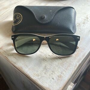 Rayban Wayfarers. Black and white